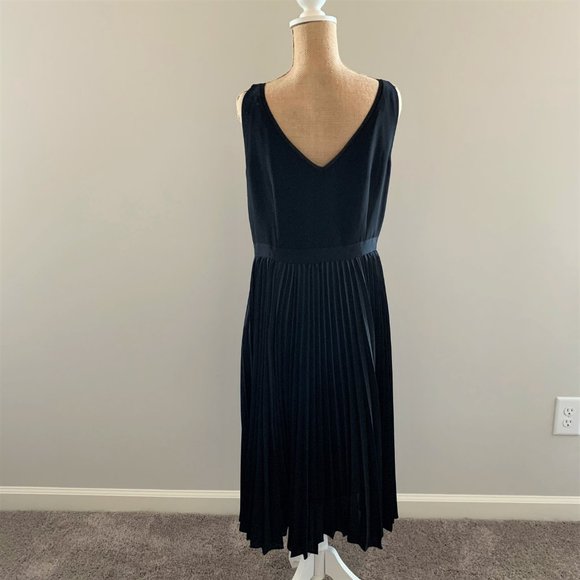 NWT Banana Republic Little Black Dress V-Neck Bodice Pleated Skirt Size10P - Picture 4 of 6